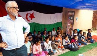 Grupo de niños saharauis que pasaron el verano en Tenerife con el programa Vacaciones en Paz junto al delegado del Frente Polisario en Canarias, Hamdi Ahmed Aomar.