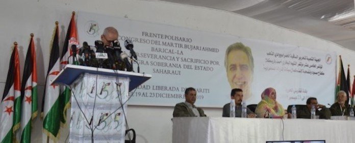 15 Congreso del Frente Polisario. Se puede observar la tribuna con lemas en español y árabe.