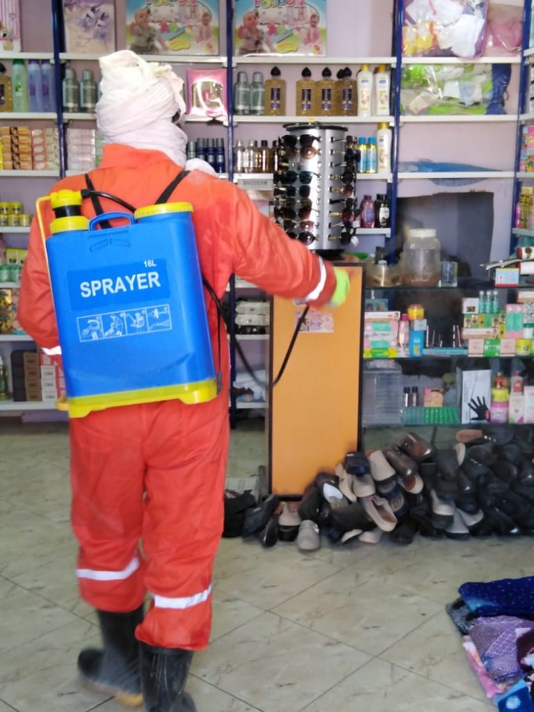 Un hombre desinfecta el calzado en una tienda de los campamentos de personas refugiadas saharauis.