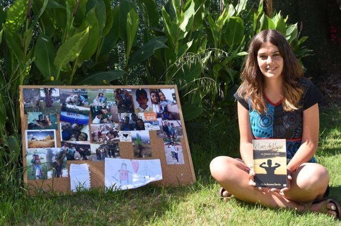 Maite Azcona, vecina de Andosilla, posa con el libro que ha escrito y con fotos y recuerdos de Saleh, el niño saharaui que acogieron.