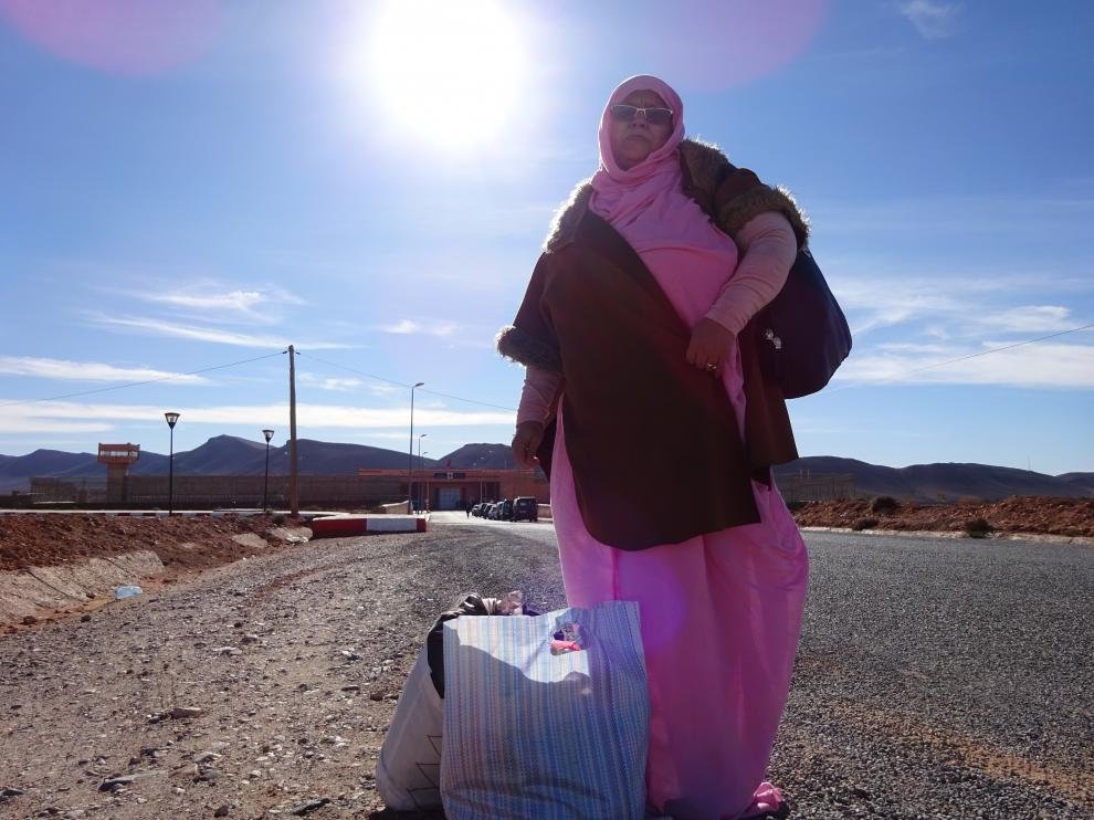 Mhaijiba Boujumaa a su llegada a la cárcel de Bouzakarn para visitar a su marido.