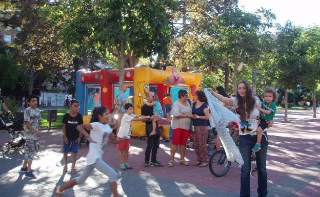 Un grupo de niños, en 2016 durante una atividad del proyecto en el parque Antonio Machado. /A. GÓMEZ