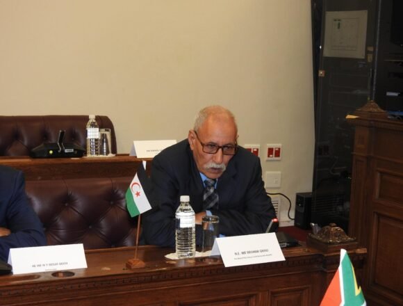 1666326035876559-1 En el marco de su visita de Estado a Sudáfrica, el presidente saharaui es recibido en el Parlamento sudafricano