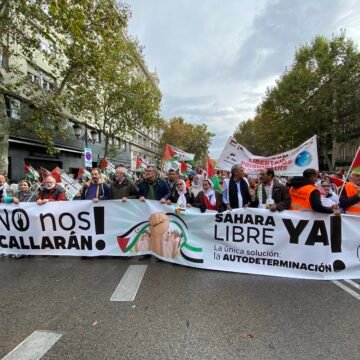 La manifestación saharaui de protesta en Madrid contra el giro de Sánchez en el Sáhara Occidental vista a través de sus pancartas