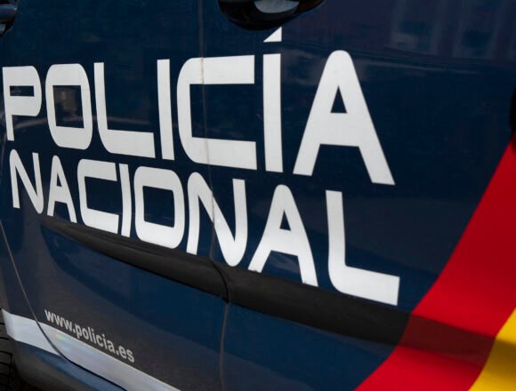 LATERAL-COCHE.jpg_1476148634 La Policía Nacional detiene en Navarra, Almería y Tarragona a miembros de una organización dedicada a la regularización fraudulenta de ciudadanos marroquíes con documentación falsa de filiación como descendientes de saharauis españoles