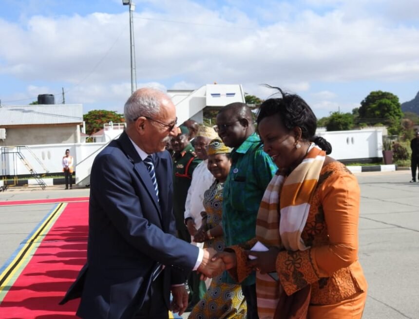 El jefe de Estado finaliza visita a Tanzania tras participar en labores del X Congreso del Partido Revolucionario de Tanzania | Sahara Press Service