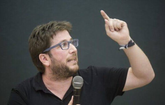 “La sola insinuación de que España colabore con Marruecos en la guerra de ocupación que mantiene con el Frente Polisario es muy grave y demuestra hasta donde llega la sumisión del gobierno español ante la autocracia marroquí para que se atreva a hacer este tipo de sugerencias”, afirmó el eurodiputado Miguel Urban
