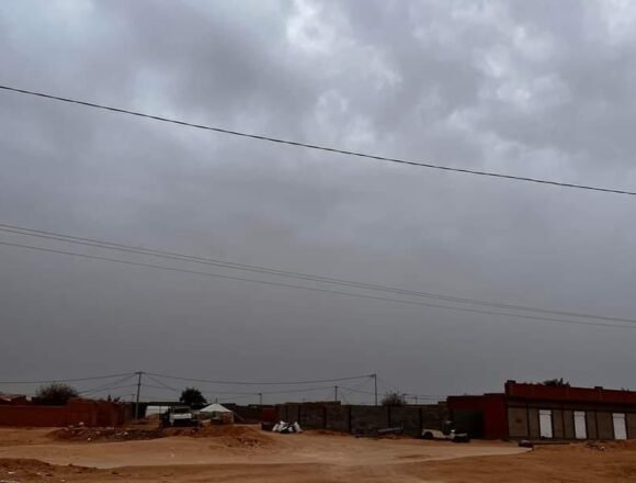 1676294713409341-0 Previsión de tormentas de arena y fuertes lluvias en los campamentos de refugio saharaui. Creación de un comité de emergencia para dar seguimiento a la situación y tomar las medidas pertinentes debido a las lluvias.