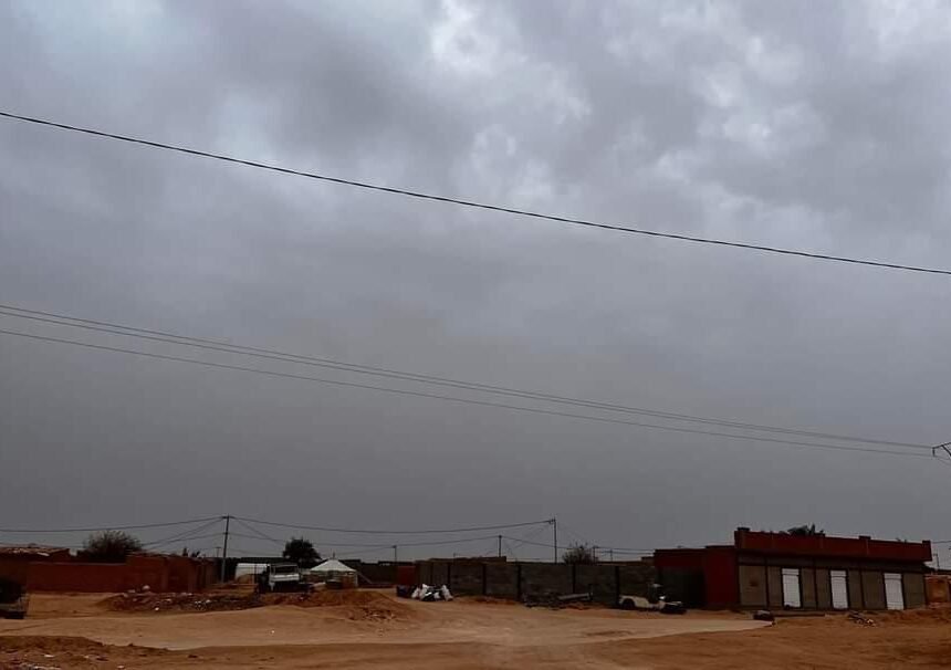 1676294713409341-0 Previsión de tormentas de arena y fuertes lluvias en los campamentos de refugio saharaui. Creación de un comité de emergencia para dar seguimiento a la situación y tomar las medidas pertinentes debido a las lluvias.