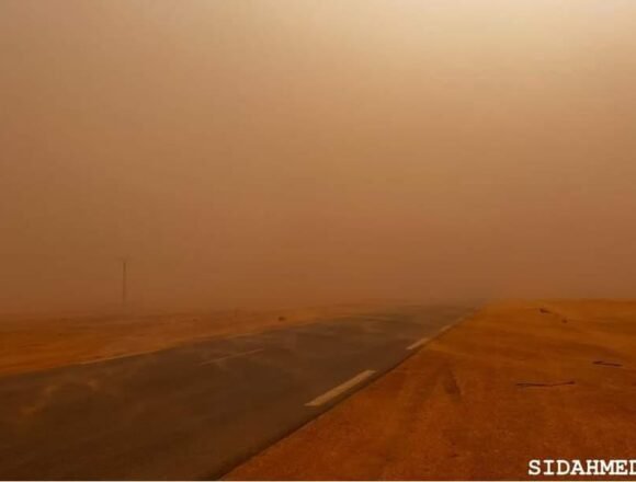 Impresionante tormenta de polvo rojo envuelve a los campamentos de refugiados saharauis