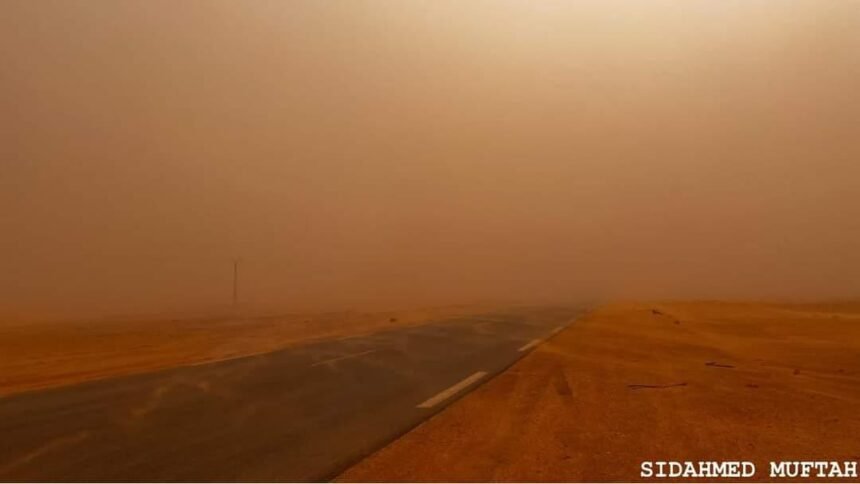 Impresionante tormenta de polvo rojo envuelve a los campamentos de refugiados saharauis