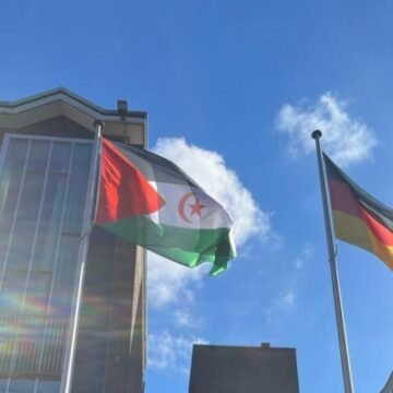 La bandera de la República Saharaui ondea en el patio del parlamento de Bremen, Alemania