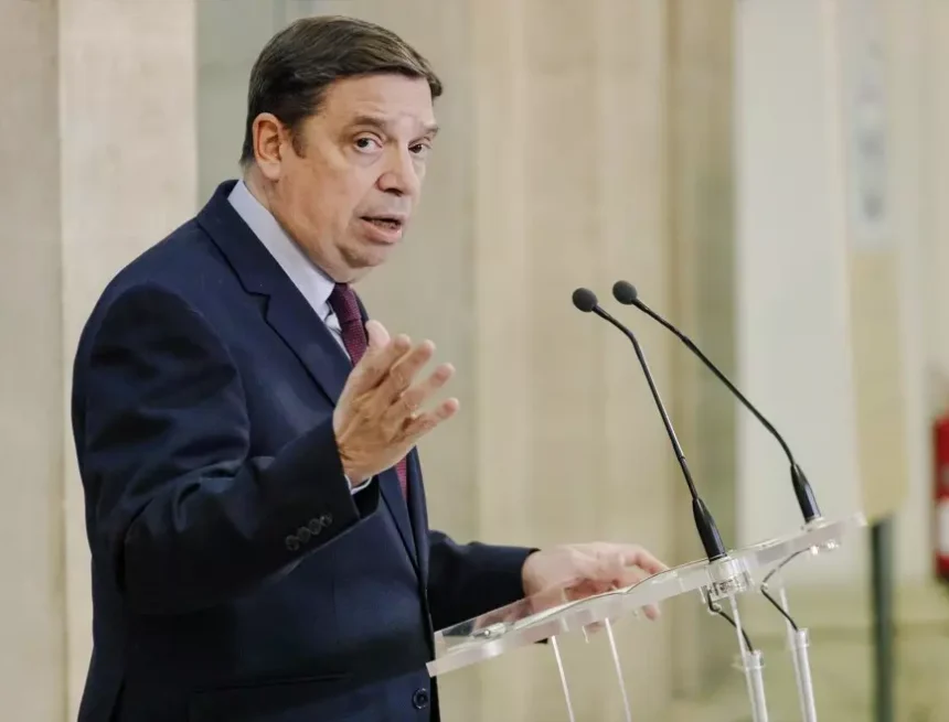 Bruselas maniobra para elaborar un acuerdo de pesca alternativo con Marruecos ante la previsible condena del TJUE | Público