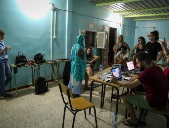 Un podcast para inmortalizar la tradición oral del Sáhara: Un micro para el Sáhara busca que cualquier persona en cualquier lugar pueda acceder a su cultura | ctxt.es