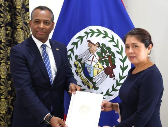 001_5 El Dr. Sidi Mohamed Omar presenta sus cartas credenciales como Embajador de la RASD en Belice | Sahara Press Service