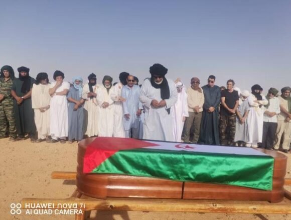 01_229 El pueblo saharaui despide al Ministro Naama Jumani en un emotivo funeral en Smara | Sahara Press Service