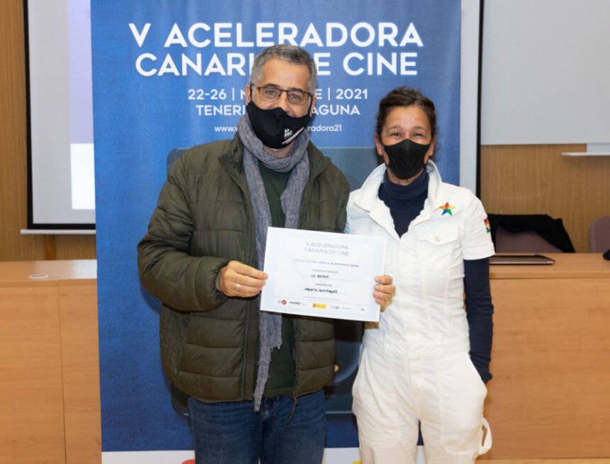 03-Agustin-Dominguez-recoge-el-premio-de-La-Berna-entregado-por-Natacha-Mora-coordinadora-de-Canary-Islands-Film-Foto-CLAC-Miguel-Barreto-1024x683-1 El documental ‘La Berma’, de Agustín Domínguez, premiado como mejor proyecto de la Aceleradora Canaria de Cine – Diario de Avisos