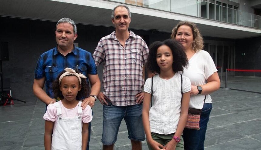 VACACIONES EN PAZ 2023 | Familias navarras de acogida: “Lo importante es sacarles del calor del verano en el desierto; aquí se pegan todo el día en la piscina” – Noticias de Navarra