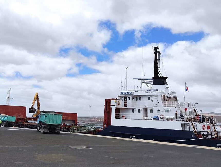 Denuncian la descarga en Fuerteventura de arena del Sahara, que tachan de «ilegal» | Diario de Fuerteventura