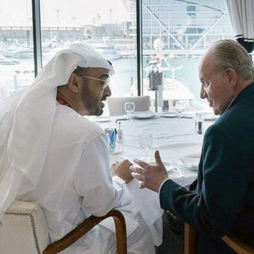 El verdadero origen de la fortuna del rey emérito: Villarejo dijo al CNI que El Assir le confesó la venta de bombas de racimo prohibidas y que Juan Carlos I se benefició | Público