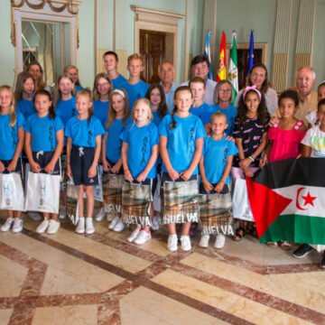 Recibimiento municipal a los 41 niños saharauis y bielorrusos que disfrutan del verano en la capital | Huelva24, la actualidad de la provincia en la red