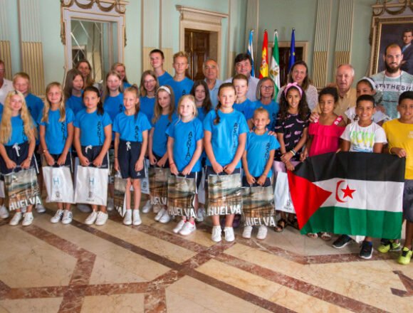 Recibimiento municipal a los 41 niños saharauis y bielorrusos que disfrutan del verano en la capital | Huelva24, la actualidad de la provincia en la red