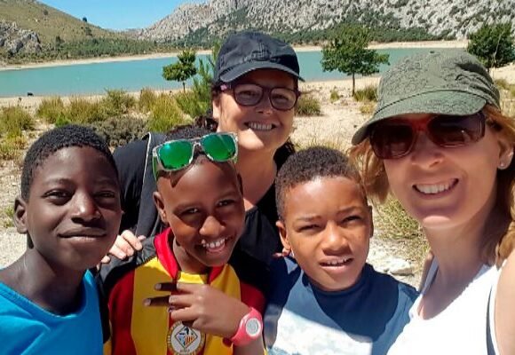 VACANCES EN PAU «Desde el momento en que llegan a casa, los niños saharauis son uno más de la familia» – El Mundo