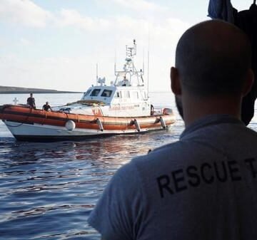 El barco de rescate Open Arms rechaza el ofrecimiento de Madrid de desembarcar en un puerto español