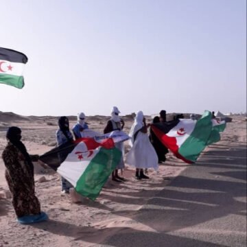 Manifestantes saharauis bloquean el paso de El Guerguerat en el sur del Sáhara Occidental y acusan a la ONU de respaldar a la ocupación marroquí