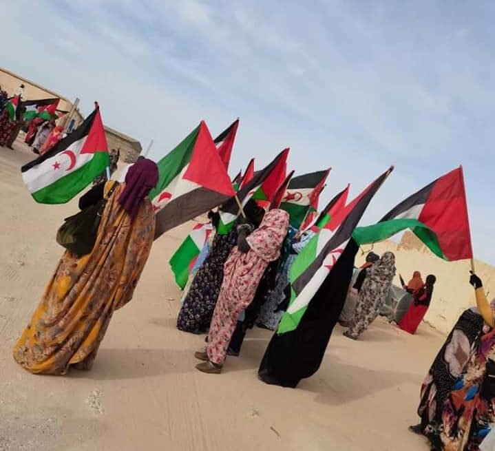 Marchan en los campamentos de refugiados saharauis en solidaridad con los manifestantes de El Guerguerat