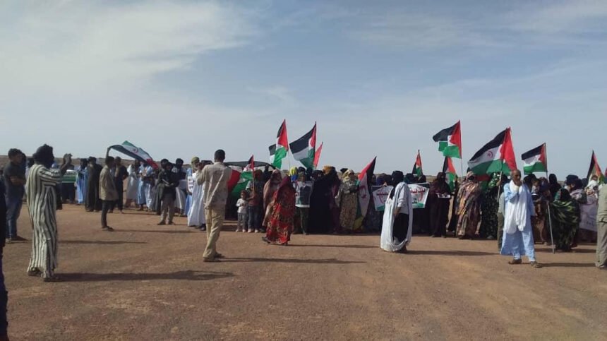 Ciudadanos saharauis se manifiestan frente a la sede de la MINURSO en la localidad liberada de Tifariti