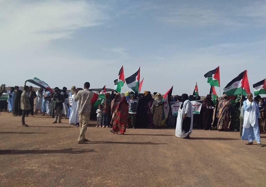 Ciudadanos saharauis se manifiestan frente a la sede de la MINURSO en la localidad liberada de Tifariti
