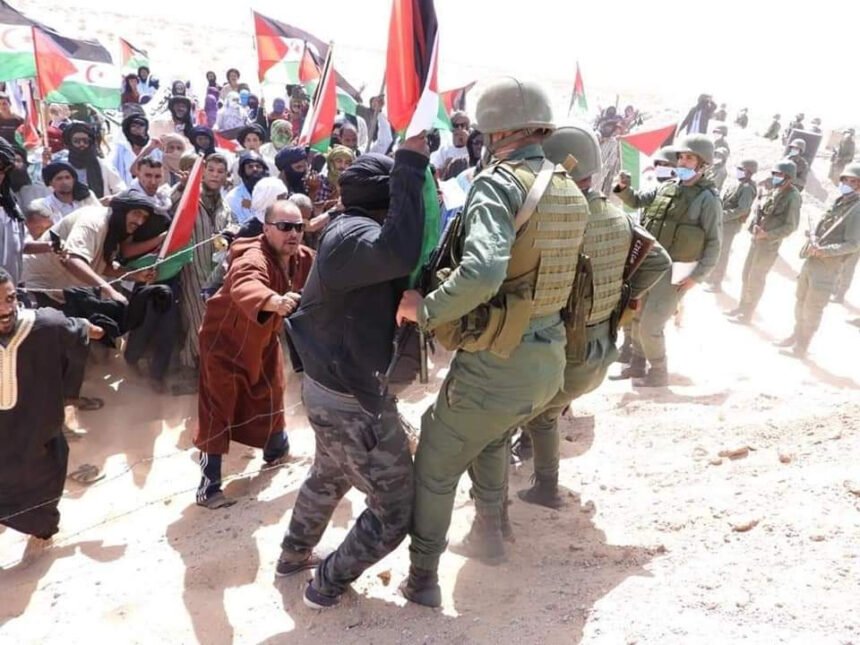 ⭕ URGENTE | Aumenta la tensión en el Sáhara Occidental: Intercambio de tirones entre soldados marroquíes manifestantes saharauis