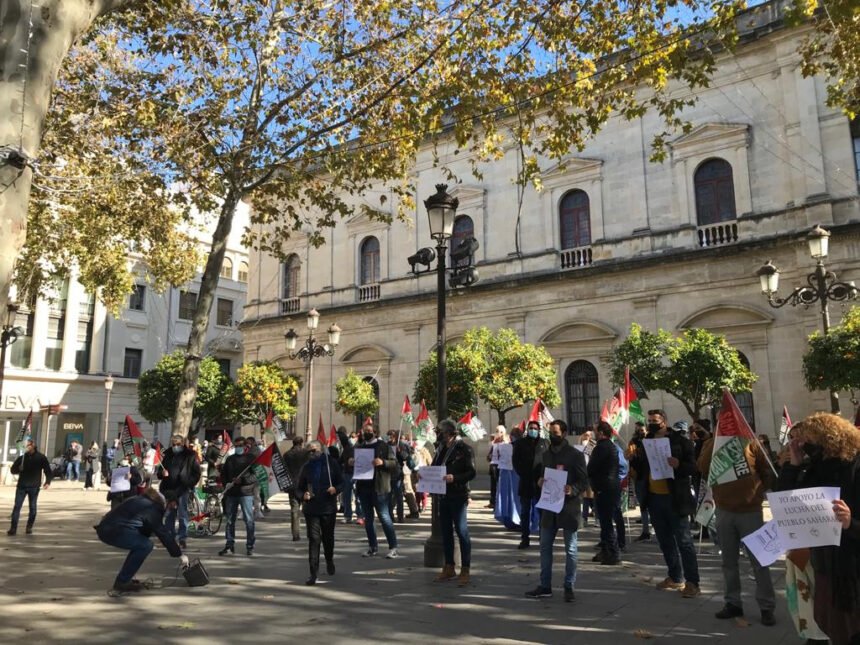 Cientos de saharauis se manifiestan en pleno centro de Sevilla para mostrar su apoyo a la RASD y al Frente Polisario
