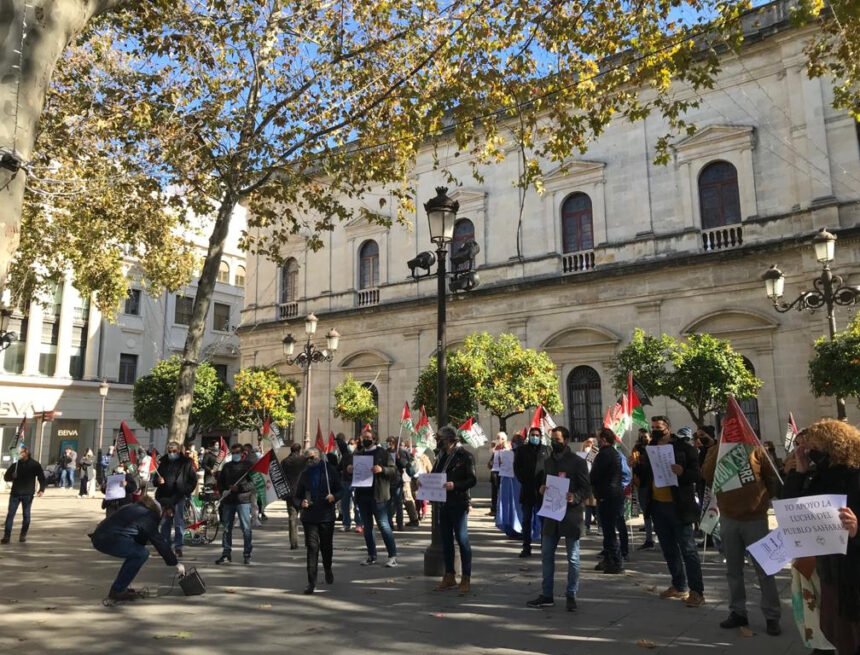 Cientos de saharauis se manifiestan en pleno centro de Sevilla para mostrar su apoyo a la RASD y al Frente Polisario