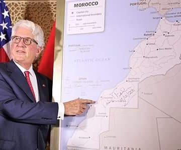 David Fischer, el embajador de EE.UU que regaló a Mohamed VI el «nuevo mapa de Marruecos», abandona Rabat