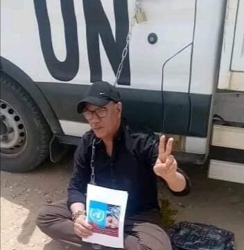 Un activista saharaui se encadena a un furgón de la ONU en Smara ocupada en protesta por la represión marroquí