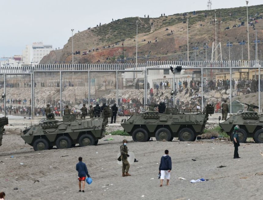 1621749972362484-0 Crisis migratoria hispano marroquí en Ceuta. ¿Nueva Marcha Verde? – Por Jorge Alejandro Suárez Saponaro/ECS