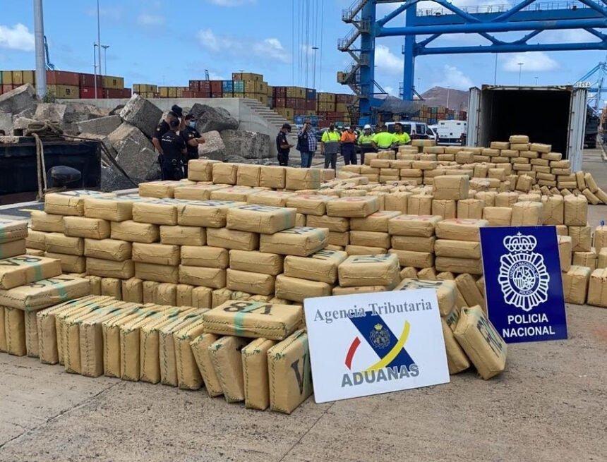 Fuerzas de seguridad españolas interceptan cerca de Canarias un buque con 20 toneladas de hachís