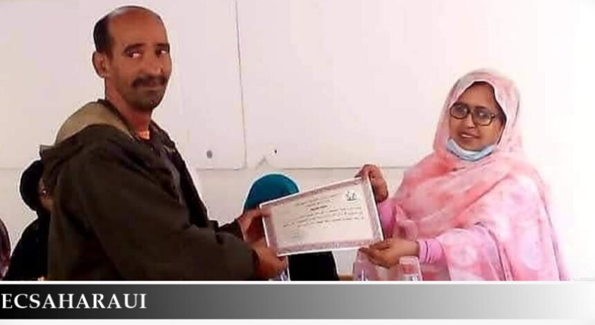 Jatri, el héroe de bata blanca que sostiene la salud de los refugiados saharauis en Tinduf, galardonado por el gobierno saharaui