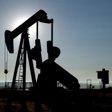 Argelia aumentará su producción de petróleo a 932.000 barriles diarios en septiembre