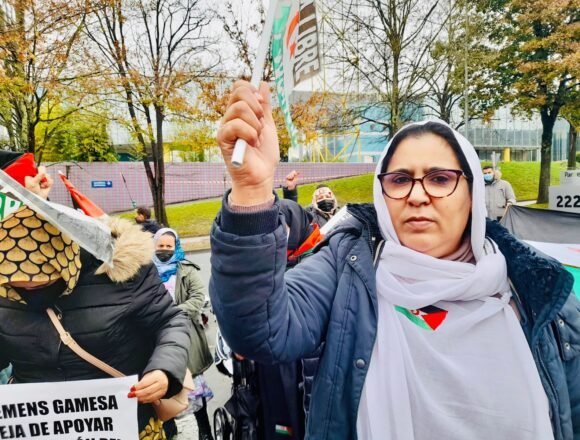 1638548377317634-0 Manifestación ante la sede de Gamesa pide el fin del saqueo de los recursos naturales del Sáhara Occidental