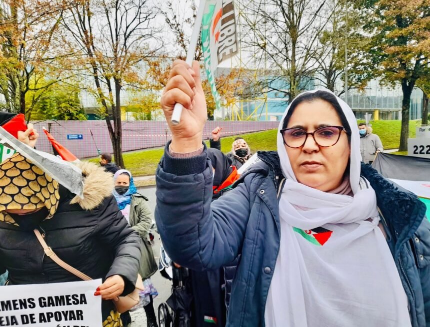 1638548377317634-0 Manifestación ante la sede de Gamesa pide el fin del saqueo de los recursos naturales del Sáhara Occidental