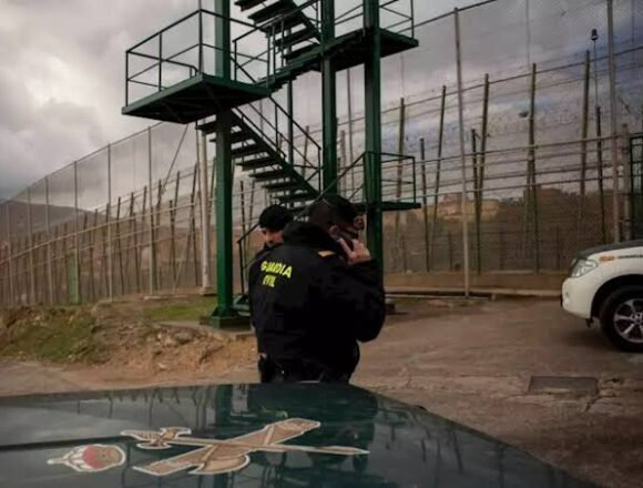 Jóvenes marroquíes huyen de su país y saltan el vallado de Melilla para no hacer el servicio militar