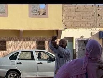 Un extremista colono marroquí abofetea a la activista saharaui Sultana Jaya en su propia casa