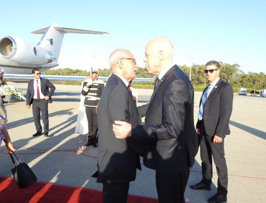 El Presidente saharaui llega a Túnez para participar en la cumbre de TICAD y es recibido por su homólogo tunecino