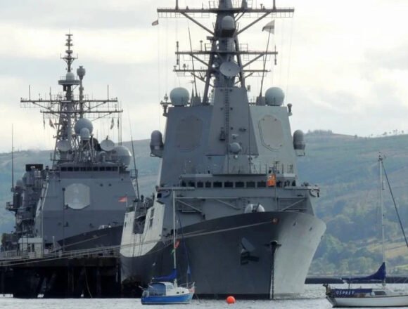 Un buque de la Armada española patrulla el Peñón de Alhucemas, Vélez de la Gomera y otros islotes del norte de Marruecos