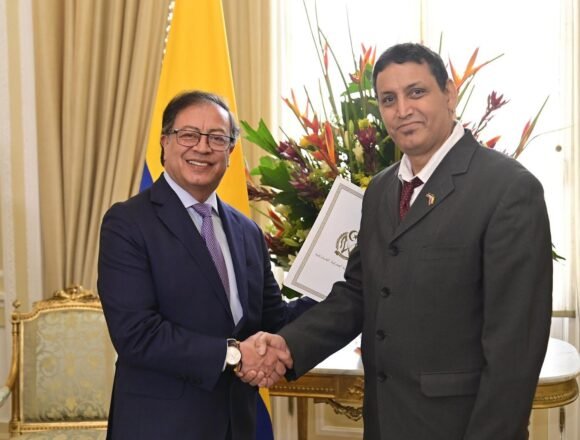 1696496353201575-0 Embajador de la República Saharaui designado en Colombia entrega Cartas Credenciales al presidente Petro