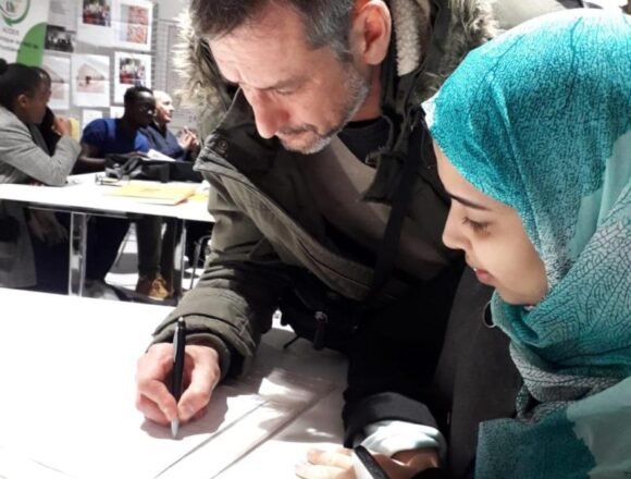 20181118-FDSI-Champigny-Fatimetou-fait-signer-petition-liberation-PPS Au festival des solidarités internationales, des citoyennes et citoyens sahraouis sont invités — Association des Amis de la R.A.S.D.