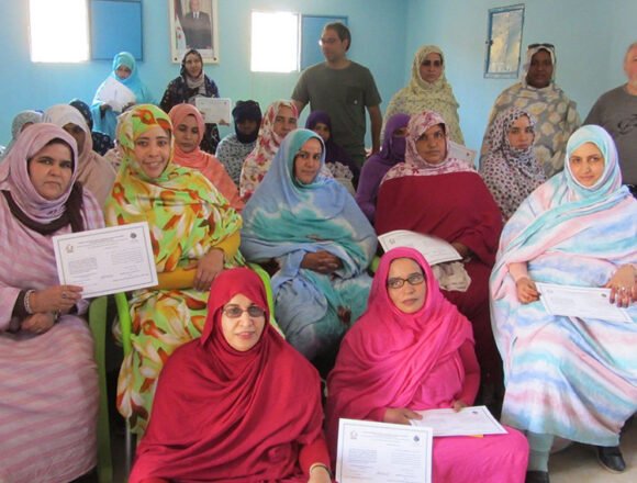 Un profesor de la UPNA ayuda a decenas de mujeres saharauis a llevar agua hasta sus campamentos – Sociedad – Navarra.com
